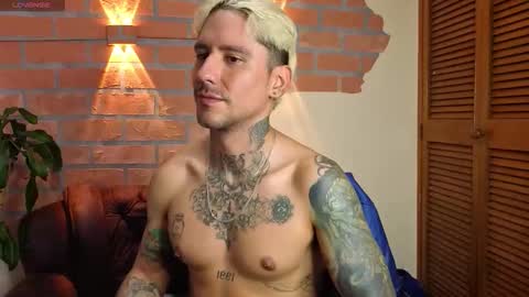 Snapshot of dylanstonne1 chatting on 10/10/25, 09:25 D Y L A N online show from 10/10/25, 09:25