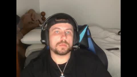 Snapshot of dylboi47 chatting on 10/17/25, 05:32 dylboi47 online show from 10/17/25, 05:32