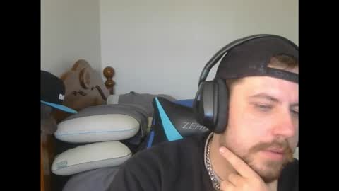 Snapshot of dylboi47 chatting on 10/18/25, 05:46 dylboi47 online show from 10/18/25, 05:46