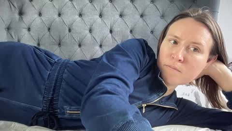 Nadia Ferreira  online show from 11/12/25, 10:48