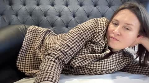 Nadia Ferreira  online show from 11/14/25, 01:43