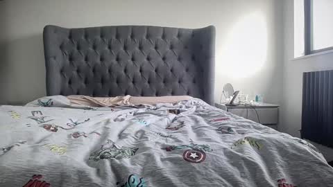 Nadia Ferreira  online show from 11/28/25, 09:34