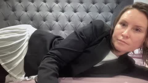 Nadia Ferreira  online show from 12/20/25, 08:27