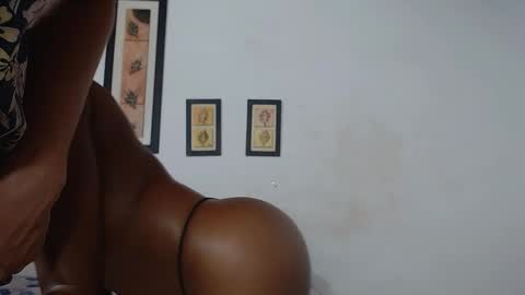 Snapshot of ebanoymarfil2 chatting on 02/17/25, 09:56 Laraand Drake online show from 02/17/25, 09:56