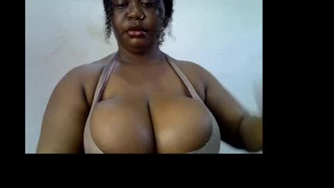 Snapshot of ebony_plumx12 chatting on 04/27/26, 07:39 Prisy online show from 04/27/26, 07:39