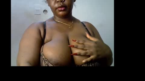 Snapshot of ebony_plumx12 chatting on 05/15/26, 08:27 Prisy online show from 05/15/26, 08:27