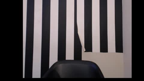 Queen online show from 12/15/25, 10:41