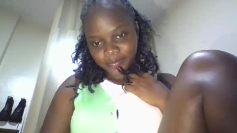 Snapshot of ebony_tasha chatting on 05/22/26, 05:18 tasha online show from 05/22/26, 05:18