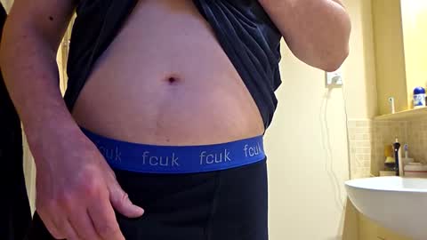 Snapshot of edinburgh79 chatting on 12/21/25, 10:55 edinburgh79 online show from 12/21/25, 10:55