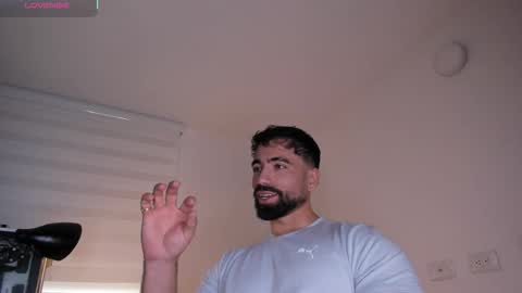 Snapshot of edrick_walton chatting on 10/30/25, 02:40 edrick online show from 10/30/25, 02:40