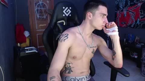 Snapshot of eduard_loveee chatting on 12/20/24, 10:43 Eduar online show from 12/20/24, 10:43