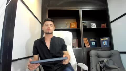 Snapshot of edwardross_ chatting on 03/07/25, 07:38 Edward Ross online show from 03/07/25, 07:38