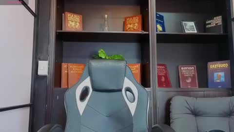 Snapshot of edwardross_ chatting on 10/04/25, 07:01 Edward Ross online show from 10/04/25, 07:01