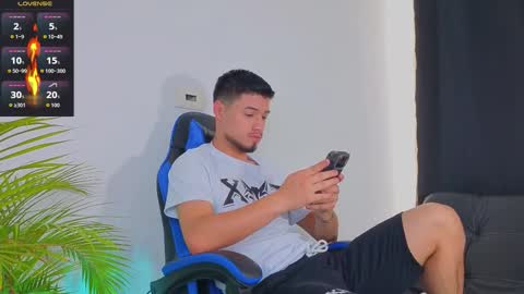 Snapshot of edwardross_ chatting on 10/22/25, 07:35 Edward Ross online show from 10/22/25, 07:35