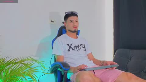 Snapshot of edwardross_ chatting on 11/02/25, 08:33 Edward Ross online show from 11/02/25, 08:33