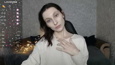 Snapshot of effy_gray chatting on 11/11/25, 04:45 Anna online show from 11/11/25, 04:45