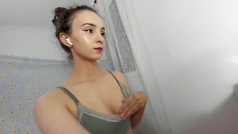 Snapshot of ehotlovea chatting on 07/14/26, 01:19 Erik and Alice online show from 07/14/26, 01:19