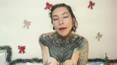 Snapshot of eimytatto_ chatting on 12/21/24, 11:13 Carla online show from 12/21/24, 11:13
