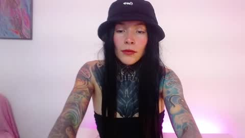 Snapshot of eimytatto_ chatting on 01/18/25, 01:19 Carla online show from 01/18/25, 01:19