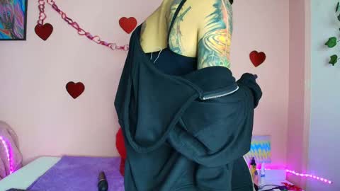Snapshot of eimytatto_ chatting on 09/23/25, 10:57 Carla online show from 09/23/25, 10:57