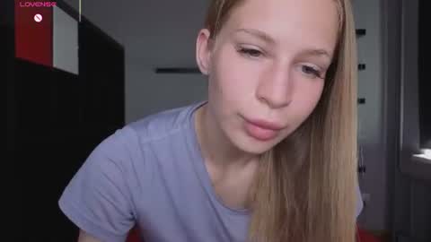 Snapshot of el1s_evans chatting on 06/19/26, 08:07 please read my bio there is information about private shows and about my personality online show from 06/19/26, 08:07