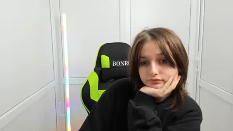 Snapshot of elara_muse chatting on 04/12/26, 07:02 Evie online show from 04/12/26, 07:02