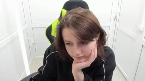 Snapshot of elara_muse chatting on 04/20/26, 07:00 Evie online show from 04/20/26, 07:00
