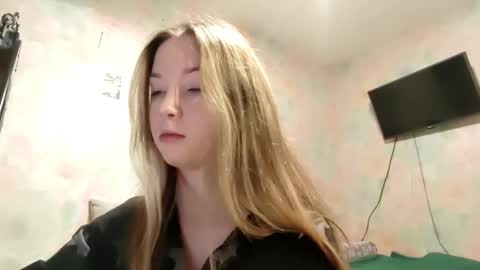 Snapshot of elaynecinco chatting on 02/08/26, 01:20 MIa online show from 02/08/26, 01:20