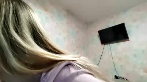 Snapshot of elaynecinco chatting on 02/25/26, 01:21 MIa online show from 02/25/26, 01:21