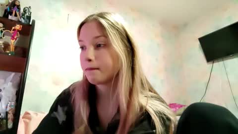 Snapshot of elaynecinco chatting on 03/02/26, 08:54 MIa online show from 03/02/26, 08:54