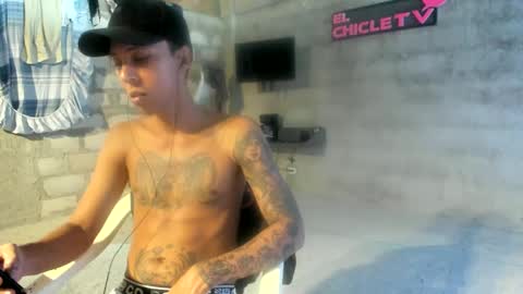 Snapshot of elchicletv chatting on 01/12/25, 01:37 El CHICLE TV - SHOW online show from 01/12/25, 01:37