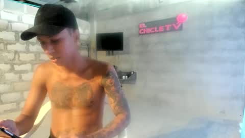 Snapshot of elchicletv chatting on 01/27/25, 05:37 El CHICLE TV - SHOW online show from 01/27/25, 05:37