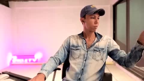 Snapshot of elchicletv chatting on 09/13/25, 11:10 El CHICLE TV - SHOW online show from 09/13/25, 11:10