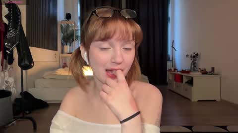 Snapshot of electric_woman chatting on 11/19/25, 11:21 Aleksa online show from 11/19/25, 11:21