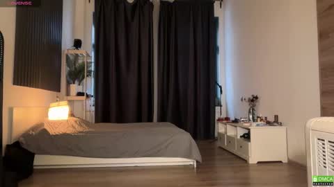 Snapshot of electric_woman chatting on 11/23/25, 11:32 Aleksa online show from 11/23/25, 11:32