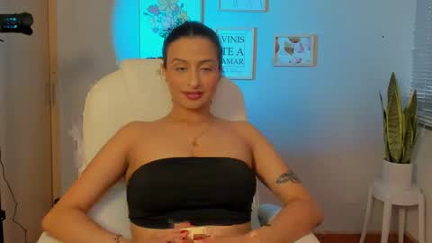 Snapshot of elena_ruiz chatting on 01/11/25, 08:43 Elena online show from 01/11/25, 08:43