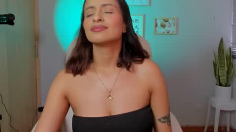 Snapshot of elena_ruiz chatting on 02/27/25, 08:53 Elena online show from 02/27/25, 08:53