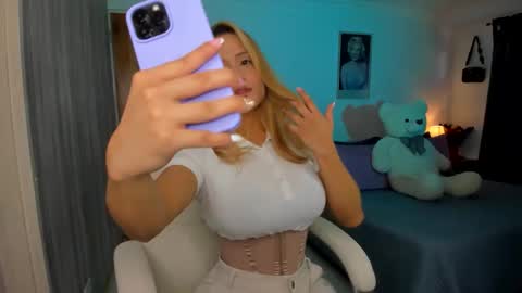 Snapshot of elena_ruiz chatting on 01/17/26, 08:56 Elena online show from 01/17/26, 08:56