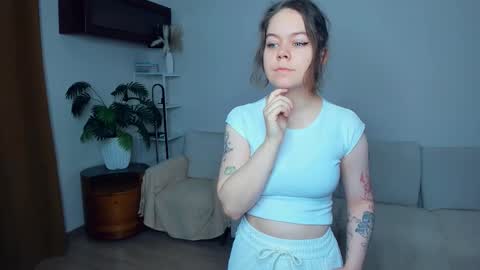 Snapshot of elenn_minty chatting on 10/22/25, 06:57 Margo online show from 10/22/25, 06:57