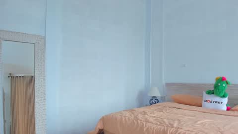 Snapshot of eleonora_linn_ chatting on 01/04/25, 06:19 Eleonora online show from 01/04/25, 06:19