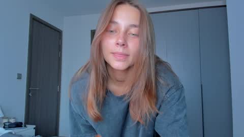 Snapshot of eleonora_linn_ chatting on 01/25/25, 09:15 Eleonora online show from 01/25/25, 09:15