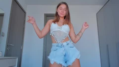 Snapshot of eleonora_linn_ chatting on 02/09/25, 09:16 Eleonora online show from 02/09/25, 09:16