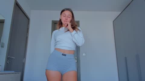 Snapshot of eleonora_linn_ chatting on 02/11/25, 08:15 Eleonora online show from 02/11/25, 08:15