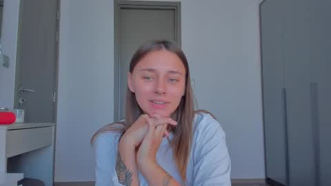 Snapshot of eleonora_linn_ chatting on 03/12/25, 09:02 Eleonora online show from 03/12/25, 09:02