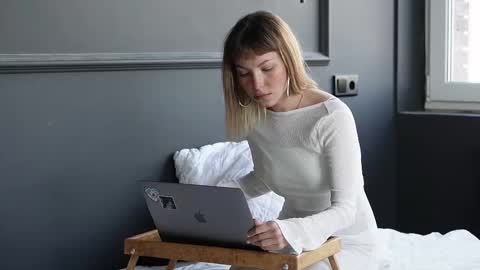 Snapshot of eleonora_linn_ chatting on 09/17/25, 11:23 Eleonora online show from 09/17/25, 11:23