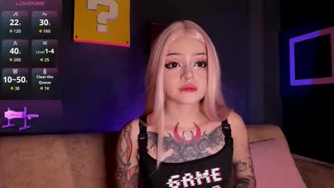 Snapshot of elettra_roux chatting on 10/19/25, 10:10 ELETTRA online show from 10/19/25, 10:10