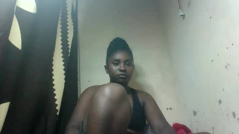 Snapshot of eliannee chatting on 12/14/25, 08:46 eliannee online show from 12/14/25, 08:46