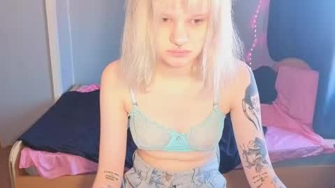 elieiza_xo online show from 04/15/26, 11:06