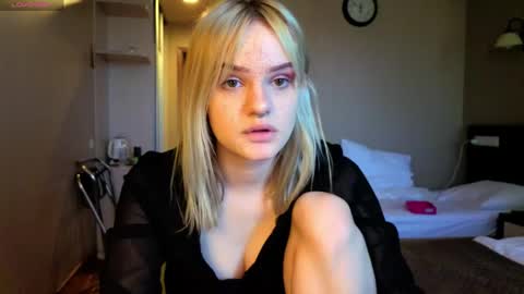 elieiza_xo online show from 06/02/26, 11:12