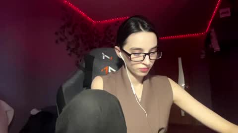 Snapshot of elinorashfield chatting on 05/16/26, 12:37 Milica online show from 05/16/26, 12:37